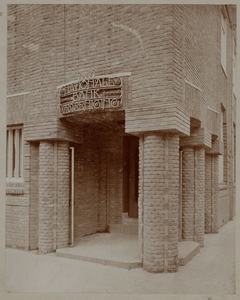 878047 Gezicht op de hoofdingang met de hoekpoort en het siersmeedwerk, van het gebouw van de Nationale Bankvereeniging ...